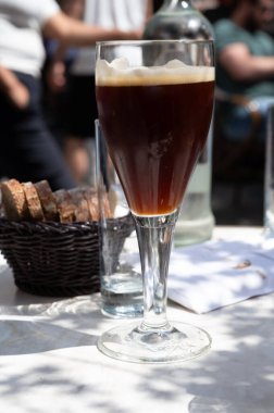 Belçika birası, Bruges 'deki eski bira fabrikasında, dubbel dark, lezzetli içecek, birayla öğle yemeği, turizm merkezi, Flanders, Belçika