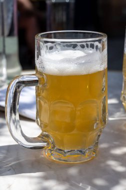 Belçika birası, Bruges 'deki eski bira fabrikasında, açık ya da koyu, lezzetli bir içecek, birayla öğle yemeği, turizm merkezi, Flanders, Belçika