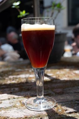 Belçika birası, Bruges 'deki eski bira fabrikasında, dubbel dark, lezzetli içecek, birayla öğle yemeği, turizm merkezi, Flanders, Belçika