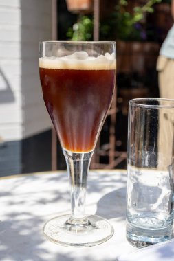 Belçika birası, Bruges 'deki eski bira fabrikasında, dubbel dark, lezzetli içecek, birayla öğle yemeği, turizm merkezi, Flanders, Belçika