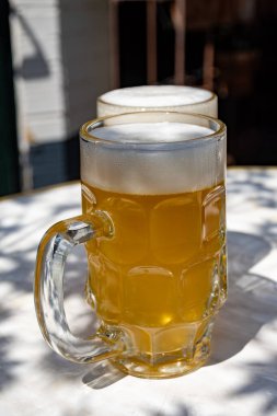 Belçika birası özel bardaklarda servis edilir Bruges 'deki eski bira fabrikasında, açık ya da koyu, lezzetli içecek, birayla öğle yemeği, turizm merkezi, Flanders, Belçika