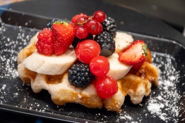 Brüksel, Flanders, Belçika 'da çeşitli malzemelerle pişirilmiş Belçika şekerli waffle' lar, lezzetli sokak yemekleri.
