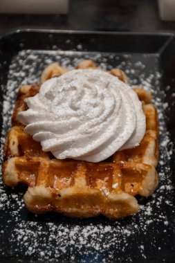Brüksel, Flanders, Belçika 'da çeşitli malzemelerle pişirilmiş Belçika şekerli waffle' lar, lezzetli sokak yemekleri.