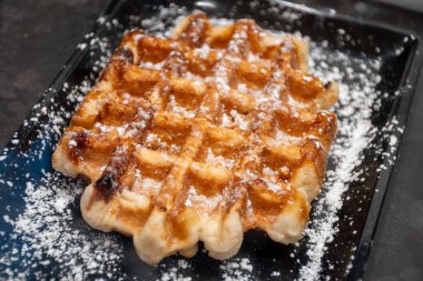 Brüksel, Flanders, Belçika 'da çeşitli malzemelerle pişirilmiş Belçika şekerli waffle' lar, lezzetli sokak yemekleri.