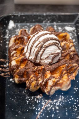 Brüksel, Flanders, Belçika 'da çeşitli malzemelerle pişirilmiş Belçika şekerli waffle' lar, lezzetli sokak yemekleri.