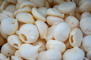 Belçika 'nın eski Bruges kentindeki şekerci dükkanında vitrininde çeşitli tatlara sahip taze pişmiş yumurtalar sergileniyor.