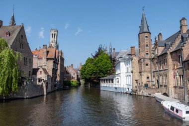 Bruges, Flanders, Belçika 'daki eski ortaçağ binalarının kanalı, köprüsü ve ön cepheleri güneşli bir günde gidilecek yer.