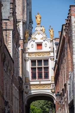 Ortaçağ evleri cepheler, çatılar ve Bruges, Flanders, Belçika 'nın merkezinde çanlar olan şehir kulesi.