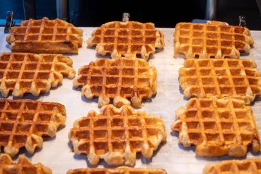 Brüksel, Flanders, Belçika 'da çeşitli malzemelerle pişirilmiş Belçika şekerli waffle' lar, lezzetli sokak yemekleri.