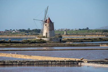 Deniz tuzu fabrikaları, eski tuz değirmenleri ve tavalar, Marsala, Trapani, Sicilya, İtalya yakınlarındaki yüksek kalite tuz elde etmek.