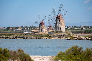 Deniz tuzu fabrikaları, eski tuz değirmenleri ve tavalar, Marsala, Trapani, Sicilya, İtalya yakınlarındaki yüksek kalite tuz elde etmek.