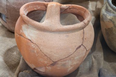 Güney İtalya 'da Sicilya yakınlarındaki küçük bir adada bulunan Fenike zamanından kalma çeşitli antik eserler, gaz lambaları ve kil kapları, bir bilim olarak arkeoloji,