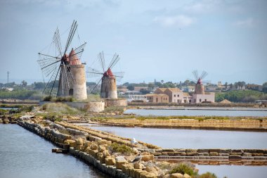 Deniz tuzu fabrikaları, eski tuz değirmenleri ve tavalar, Marsala, Trapani, Sicilya, İtalya yakınlarındaki yüksek kalite tuz elde etmek.