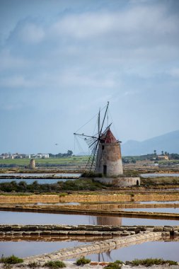 Deniz tuzu fabrikaları, eski tuz değirmenleri ve tavalar, Marsala, Trapani, Sicilya, İtalya yakınlarındaki yüksek kalite tuz elde etmek.