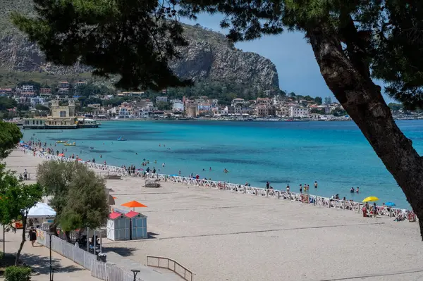 Deniz kenarında güneşli bir gün, Mondello Sahili, Sicilya 'da Palermo yakınlarında, güzel, altın kumu, turkuaz suları ve İtalya' nın güneyinde büyüleyici villaları olan.