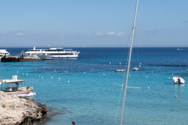 Levanzo, Egadi Adaları 'nın en küçüğü, Sicilya yakınlarında sakin bir inziva yeri, liman çevresindeki pitoresk köy, beyaz evler ve büyüleyici açık mavi su limanı, seyahat yeri, tekne gezisi.