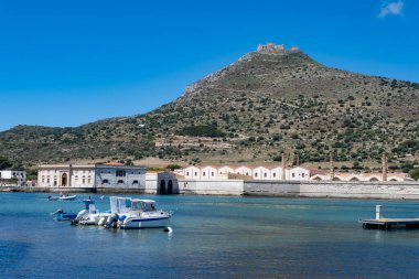 Sicilya yakınlarındaki Favignana adasındaki küçük renkli balıkçı tekneleri, turistlerin uğrak yeri, tekne gezisi, İtalya