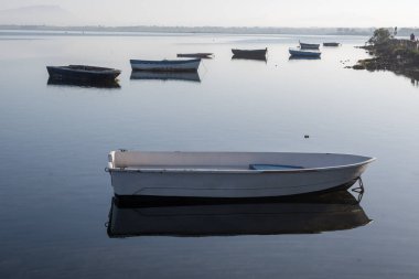 Marsala, Sicilya, İtalya, rıhtım ve balıkçı tekneleri yakınlarındaki Stagnone 'de sabah dinginliği ve ayna sessizliği.