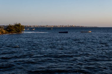 Marsala Stagnone sularında gün batımı, Marsala, Sicilya, İtalya yakınlarındaki tuzlu lagün ve doğa rezervi, sığ, ılık su, tuz tavaları, antik yel değirmenleri ile eşsiz ekosistem