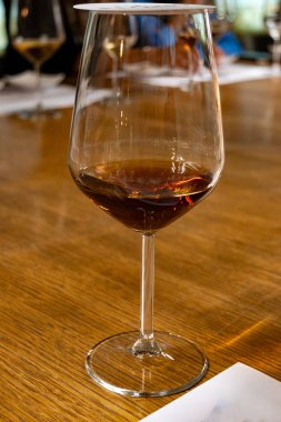 Eski büyük meşe fıçılarıyla şarap mahzeni ziyareti, güçlendirilmiş kuru veya tatlı marsala şarabı ile tatma bardakları Marsala, Sicilya, İtalya 'da şarap endüstrisi