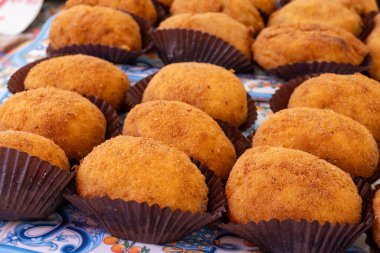 Arancini Sicilya usulü, risotto ile kızartılmış pirinç topları, mozzarella, ragu, bezelye, kızarmış ekmek kırıntılarıyla kaplı, İtalya, Sicilya, Palermo 'da kahverengi