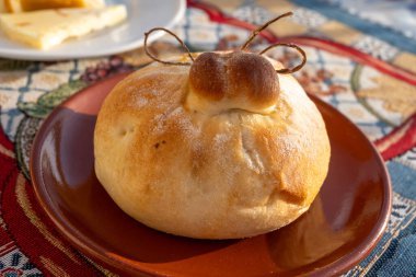 Domates, sebze, parmaham ve peynirle dolu burrata peynirli taze ekmek, Palermo, Sicilya, İtalya 'da sokak yemekleri, Mondello sahilinde öğle yemeği için servis ediliyor.