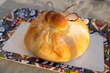 Domates, sebze, parmaham ve peynirle dolu burrata peynirli taze ekmek, Palermo, Sicilya, İtalya 'da sokak yemekleri, Mondello sahilinde öğle yemeği için servis ediliyor.