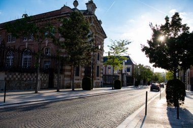 Şampanya Bulvarı 'nda gün batımında yürümek, Epernay, Fransa, cadde manzarası, ağaçlar, dekorasyonlar, gün ışığında şampanya evleri.