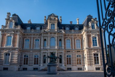 Şampanya Bulvarı 'nda gün batımında yürümek, Epernay, Fransa, cadde manzarası, ağaçlar, dekorasyonlar, gün ışığında şampanya evleri.