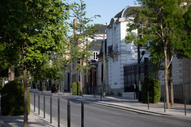 Şampanya Bulvarı 'nda gün batımında yürümek, Epernay, Fransa, cadde manzarası, ağaçlar, dekorasyonlar, gün ışığında şampanya evleri.