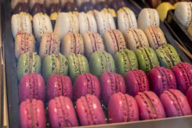 Makaronlar ya da Fransız kurabiyeli tatlı krema şekerli yumurta beyazı, krema şekeri, granüllü şeker, badem yemeği ve gıda boyası sergilenmekte olan tatlı Fransız tatlısı, kapat.