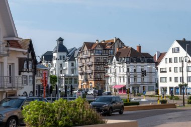 Kuzey Denizi 'nde, Flanders, De Haan ya da Le Coq sur Mer, Belçika' da Belle Epoque tarzında inşa edilmiş rahat bir sahil tatil köyü manzarası.