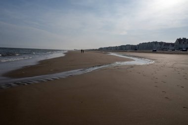 Kuzey Denizi 'nin sıcacık sahil köyünde beyaz kumlu bir sahil. Flanders, De Haan veya Le Coq sur Mer' de Belle Epoque tarzında inşa edilmiş.