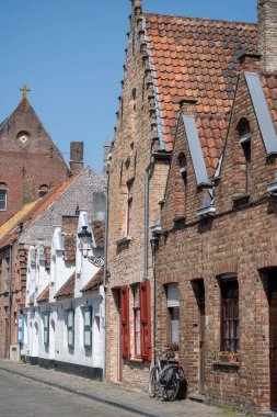 Bruges, Flanders, Belçika 'daki dar sokaklardaki eski ortaçağ evleri, Batı Avrupa' daki turist merkezleri.