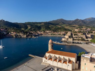 Renkli Collioure manzarası, dar sokaklar, yazlık tatil beldesi tarihi satın alma yerleri, plajlar, Pireneler-Orientales, Fransa yazın