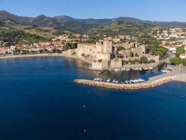 Renkli Collioure manzarası, dar sokaklar ve sarı, pembe, turuncu evler, yazlık tatil beldesi olan tarihi yerler ve plajlar, Pireneler-Orientales, Fransa