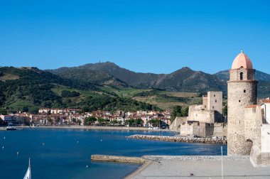Renkli Collioure manzarası, dar sokaklar ve sarı, pembe, turuncu evler, yazlık tatil beldeleri tarihi buding ve plajlar, Pirenes-Orientales, Fransa yazın