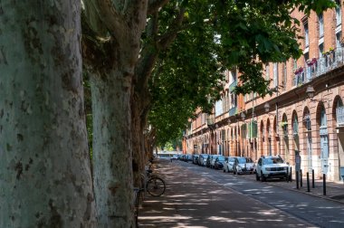 Fransa 'nın güneyindeki Toulouse şehri, Haute-Garonne bölümü, Occitania bölgesi, Avrupa havacılık sanayii merkezi, pembe tuğlalar duvarlar ve evler, seyahat yeri