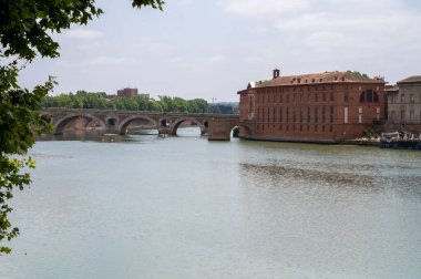 Fransa 'nın güneyindeki Toulouse şehri, Haute-Garonne bölümü, Occitania bölgesi, Avrupa havacılık sanayii merkezi, pembe tuğlalar duvarlar ve evler, seyahat yeri