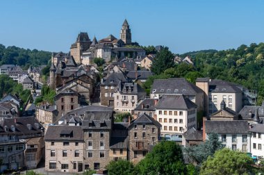 Uzerche 'de yürümek, Correse Bölümü' nde tarihi güçlendirilmiş kraliyet himayesi ortaçağ kasabası, Yeni Akitanya, Fransa, eski evler ve dar sokaklar, seyahat beldesi