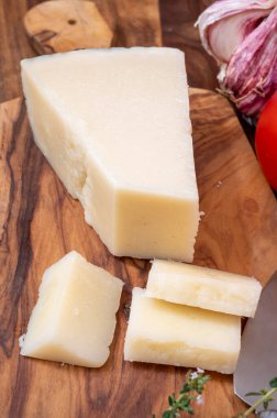 Lazio, Sardunya veya Toskana 'da koyun sütünden yapılmış pekorino romano İtalyan peyniri parçaları.