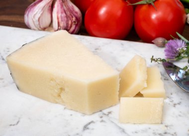 Lazio, Sardunya veya Toskana 'da koyun sütünden yapılmış pekorino romano İtalyan peyniri parçaları.