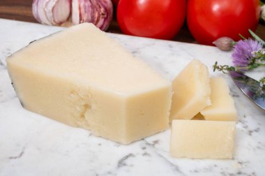 Lazio, Sardunya veya Toskana 'da koyun sütünden yapılmış pekorino romano İtalyan peyniri parçaları.