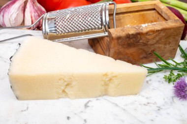 Lazio, Sardunya veya Toskana 'da koyun sütünden yapılmış pekorino romano İtalyan peyniri parçaları.