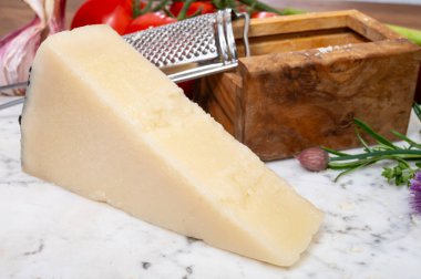 Lazio, Sardunya veya Toskana 'da koyun sütünden yapılmış pekorino romano İtalyan peyniri parçaları.