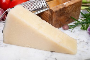 Lazio, Sardunya veya Toskana 'da koyun sütünden yapılmış pekorino romano İtalyan peyniri parçaları.