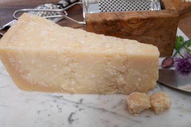 Geleneksel İtalyan yemekleri, mağaralarda 36 aylık İtalyan parmesan peyniri Parmigiano-Reggiano, İtalya 'dan.