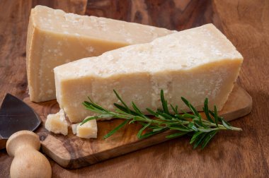 Geleneksel İtalyan yemekleri, 36 aylık mağaralardaki İtalyan parmesan peyniri Parmigiano-Reggiano ve Po River Valley, İtalya 'dan grana padano, yakın çekim.