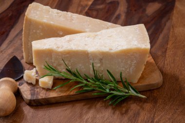 Geleneksel İtalyan yemekleri, 36 aylık mağaralardaki İtalyan parmesan peyniri Parmigiano-Reggiano ve Po River Valley, İtalya 'dan grana padano, yakın çekim.