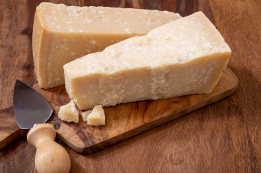 Geleneksel İtalyan yemekleri, 36 aylık mağaralardaki İtalyan parmesan peyniri Parmigiano-Reggiano ve Po River Valley, İtalya 'dan grana padano, yakın çekim.